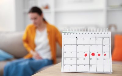 Sangrado marrón entre reglas: causas hormonales y señales de alerta
